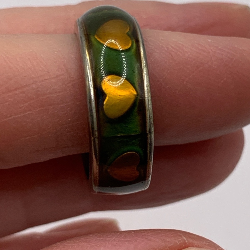 Vintage 1970s Mood Ring Size 8 Color Changing Hearts Band - Picture 2 of 6